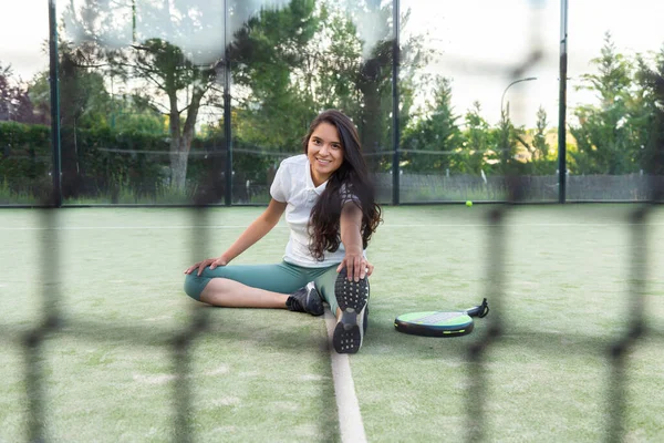 Jonge Vrouw Stretching Zittend Vloer Padel Court Met Racket — Stockfoto
