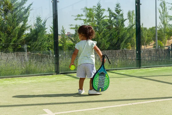 Κοριτσάκι Μαζεύοντας Μια Μπάλα Του Τένις Από Έδαφος Ένα Γήπεδο Φωτογραφία Αρχείου