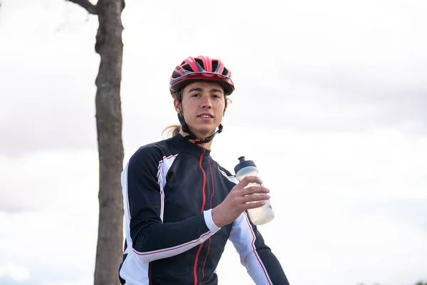 Oldalnézet Fiatal Szomjas Fitt Férfi Kerékpáros Sportruházat Védősisak Ivóvíz Parkban — Stock Fotó