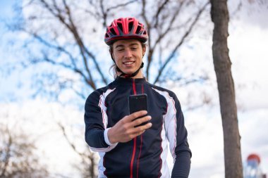 Parkta selfie çeken mutlu bisikletçi.