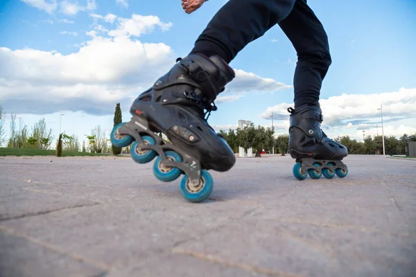 美丽的城市公园里 用溜冰鞋挡住腿的动作 — 图库照片