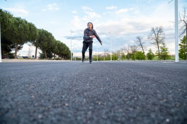 Park yolda paten üzerinde sürme spor genç serin erkek altından çok hızlı