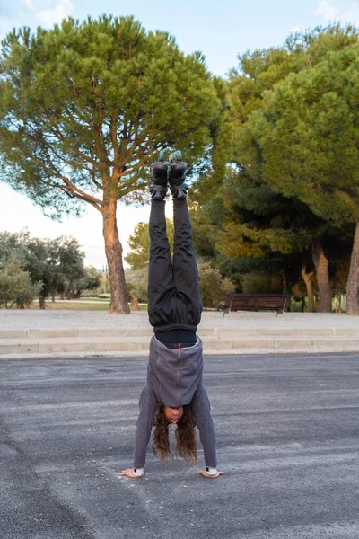 Young Handsome Flexible Male Sportswear Roller Skates Doing Handstand Road — Stock Photo, Image