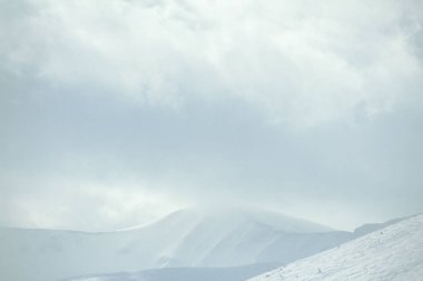 Karlı dağların güzel manzarası 