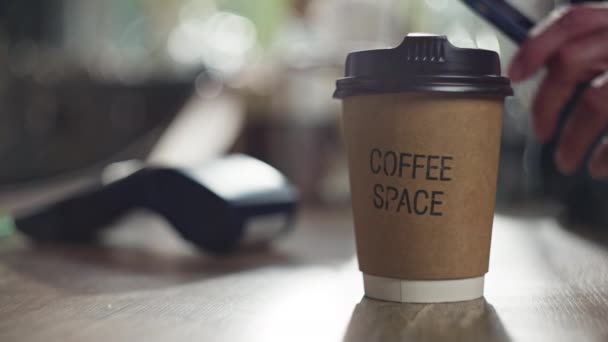 Nahaufnahme Der Telefonischen Bezahlung Für Kaffee Einem Café Männerhände Bezahlen — Stockvideo