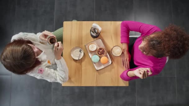 Due Amiche Stanno Chiacchierando Sorridendo Davanti Caffè Caffè Una Donna — Video Stock