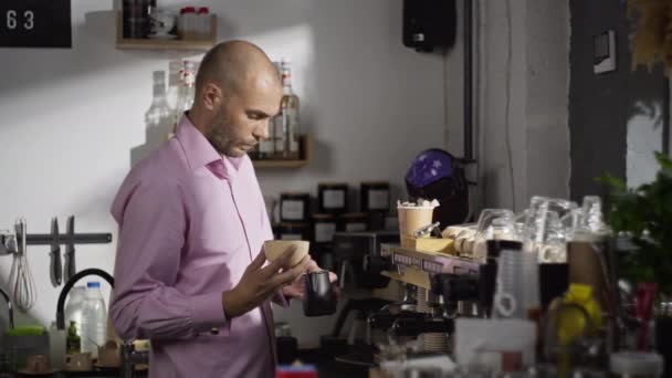 一个专业的咖啡师在咖啡里加牛奶 在咖啡店里做卡布奇诺或拿铁咖啡 Barista职业 高质量的4K镜头 — 图库视频影像
