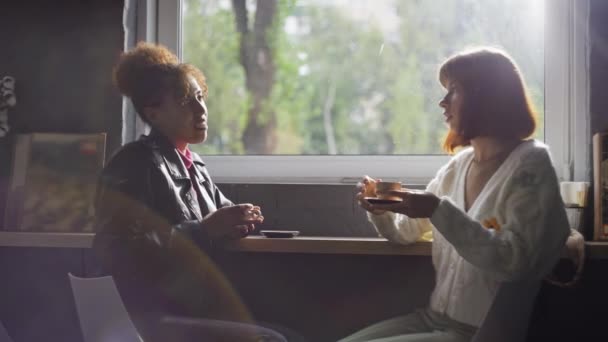 Deux Copines Sont Rencontrées Pour Prendre Café Dans Café Pour — Video
