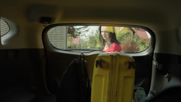 Дівчинка Бере Багаж Багажника Жінка Виймає Рюкзак Машини Людина Їде — стокове відео