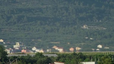 Bir yolcu uçağı dağlardaki bir havaalanından havalanır. Turistli uçak yerden kalkıyor. Yüksek kalite 4k görüntü
