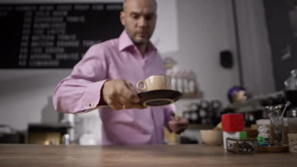 Barista Mette Caffè Americano Sul Tavolo Cliente Prende Tazza Caffè — Video Stock