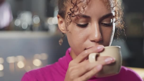 Närbild Afroamerikansk Kvinna Som Dricker Kaffe Söt Flicka Njuter Kopp — Stockvideo