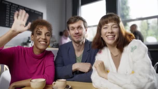 Groupe Personnes Saluant Une Caméra Dans Café Affaires Ligne Réunion — Video