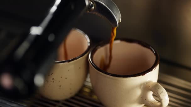 コーヒーマシンからマグカップに注ぐコーヒーのクローズアップスローモーションビデオ カフェでプロによるエスプレッソの準備 午前中はカプチーノの香り 高品質4K映像 — ストック動画