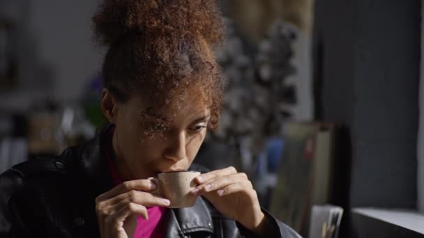 Bella Donna Afroamericana Che Beve Caffe Caffe Primo Piano Una — Video Stock