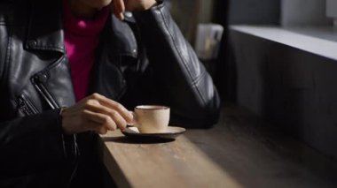 Afrika kökenli Amerikalı bir kadının elinde kahve ve içkiyle dama oynarken. Bir kafede cappuccino içen mutlu bir adamın yaşam tarzı videosu. Yüksek kalite 4k görüntü