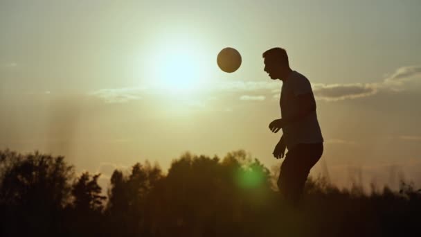 Silhueta Tipo Pontapear Uma Bola Jogar Futebol Pôr Sol Natureza — Vídeo de Stock