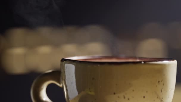 Nahaufnahme Einer Dampfenden Tasse Kaffee Ein Gutaussehendes Paar Geht Mit — Stockvideo