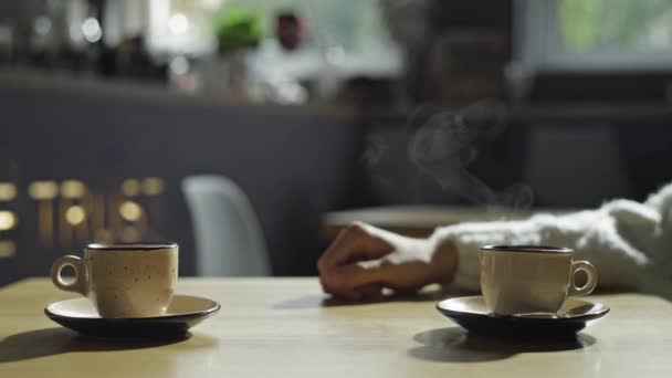 Крупный План Женщины Отвергающей Мужчин Держащих Руку Виду Кафе Расстроенная — стоковое видео