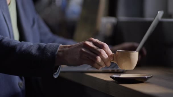 Großaufnahme Nimmt Ein Mann Ein Schachbrett Mit Kaffee Und Trinkt — Stockvideo