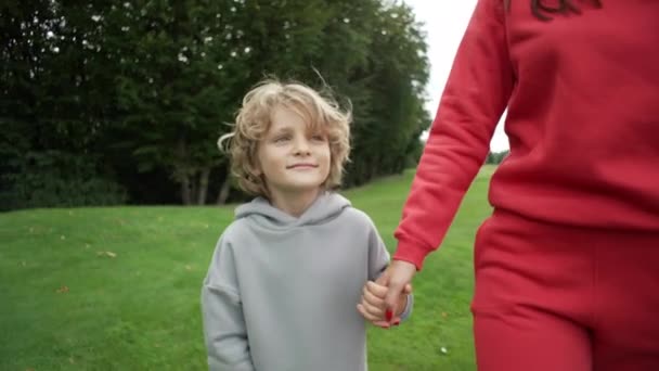 Uma Mãe Caminha Com Filho Mãos Dadas Parque Feliz Juntos — Vídeo de Stock