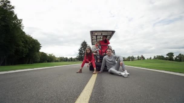 Video Stile Vita Una Famiglia Vicino Golf Cart Prima Una — Video Stock