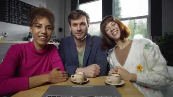 Группа Людей Общаются Видеосвязи Компьютером Кафе Рабочая Встреча Через Веб — стоковое видео