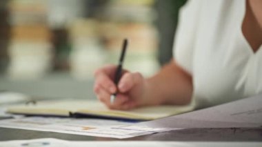 Ofisteki bir not defterine not alan bir kadının el resmi. Kağıda kalemle yazan bir iş kadınının çalışma günü. Yüksek kalite 4k görüntü