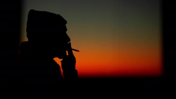 Filmik Człowiekiem Palącym Papierosa Zachodzie Słońca Sylwetka Faceta Palącego Dymiącego — Wideo stockowe