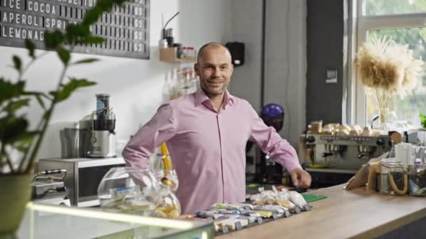 Бізнесмен Власник Кафе Посміхається Дивиться Камеру Малий Бізнес Невелика Кав — стокове відео