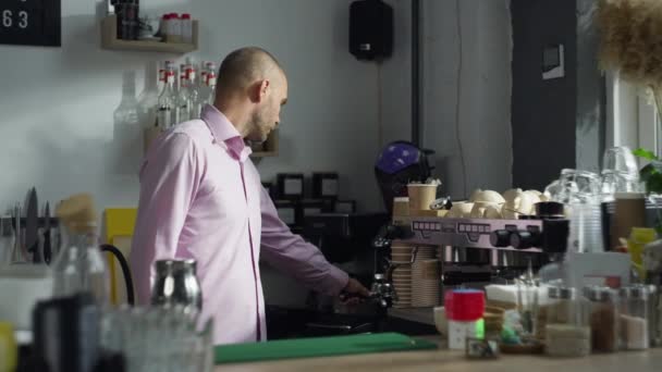 バリスタはカフェでプロのマシンでコーヒーを挽く ラテの準備 エスプレッソを作る過程 高品質4K映像 — ストック動画