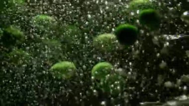 Bezelyelerin sıcak suda kaynadığı yavaş çekim videoları. Yeşil bezelyelerin yakın çekimi yapılıyor. Sağlıklı ve organik yiyecekler. Yüksek kalite 4k görüntü