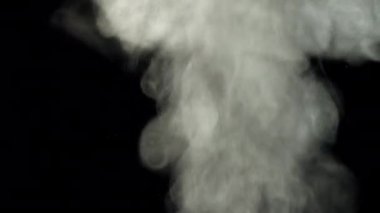 Arka planda yükselen dumanın yavaş çekim videosu. Siyah arka plandaki duman arka planda. Yüksek kalite 4k görüntü