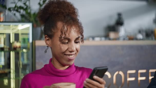 Afrikai Amerikai Kávézik Sms Ezik Telefonon Mosolyog Egy Kávézóban Életmód — Stock videók