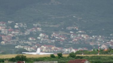 Bir yolcu uçağı havaalanından havalanır. Yüksek kalite 4k görüntü