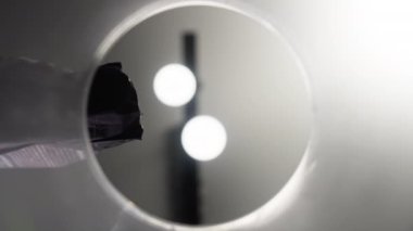 Müsli 'yi bir çanaktan bir kaseye doldururken yavaş çekim videosu. Bir el tabağa kuru kahvaltı doldurur. Yüksek kalite 4k görüntü