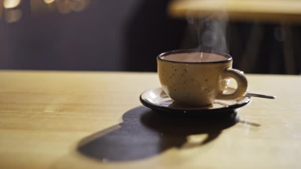 Kafedeki Bir Masanın Üstünde Bir Fincan Kahvenin Yakın Çekimi Çinden — Stok video