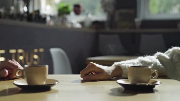 Eine Frau Nimmt Einem Mann Bei Einem Date Einem Café — Stockvideo
