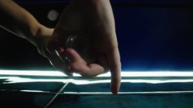 Bir kadının yemek yerken kullandığı yavaş çekim yakın çekim videosu. Karabiber pişirip ekliyorum. Yüksek kalite 4k görüntü