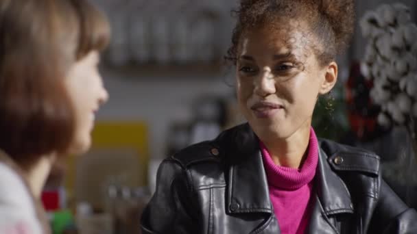 Flickvänner Sitter Och Pratar Ett Café Afrikanska Amerikanska Och Kaukasiska — Stockvideo