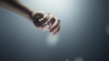 Bir yemeğe tuz ekleme videosu yavaş çekimde. Kadın bir şefin elleri salataya bir malzeme ekler. Yüksek kalite 4k görüntü