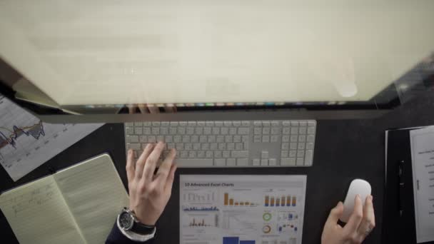 Zbliżenie Pracy Biznesmena Biurze Męskie Ręce Piszą Używają Myszki Komputerowej — Wideo stockowe