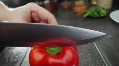 Bulgar fırınının iki parçaya bölündüğü yavaş çekim yakın çekim videosu. Mutfakta fırınla organik taze marul pişirmek. Yüksek kalite 4k görüntü