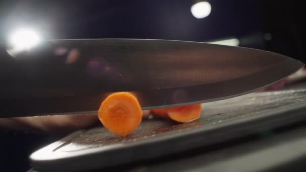Spowolnione Zbliżenie Filmu Nożem Krojącym Marchewkę Desce Krojenia Przygotowanie Składników — Wideo stockowe