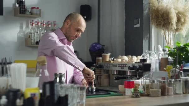 Profissão Barista Num Café Homem Pressiona Café Templer Começa Prepará — Vídeo de Stock