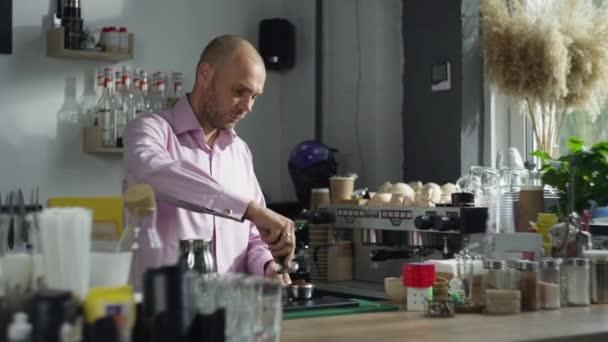 Mężczyzna Barista Wyciska Kawę Templarzu Wkłada Ekspresu Kawy Proces Przygotowywania — Wideo stockowe