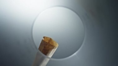 Kahve çekirdeklerini cam bir kaseye dökerken çekilmiş yavaş çekim videosu. Profesyonel bir barista kahve öğütücüsüne kahve koyar. Yüksek kalite 4k görüntü