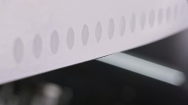 Havuçları parçalara ayırmanın üst görüntüsü. Bıçak mutfakta havuç keser, yavaş çekim videosu. Yüksek kalite 4k görüntü