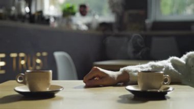 Bir kız kafedeki bir adamdan rahatsız olur. Bir erkek bir kızın elini tutmak ister, ama o kahve dükkanında negatif duygularla reddeder. Yüksek kalite 4k görüntü