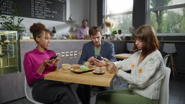 Groupe Personnes Envoyant Des Textos Dans Café Mec Multinational Deux — Video